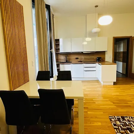Holesovice, Garden, Garage Appartement Praag