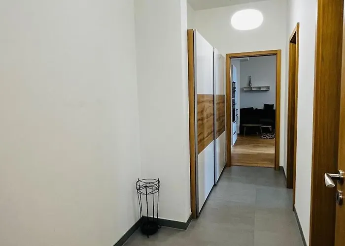 Holesovice, Garden, Garage *